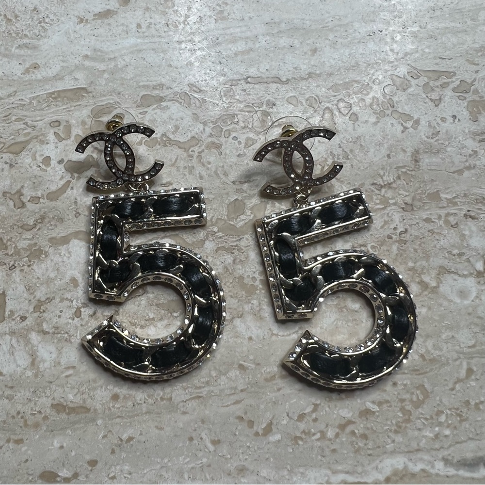 Chanel number 5 pendant earrings (2023)